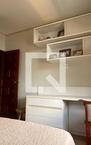 Casa à venda com 434m², 5 quartos e 4 vagas Casa à venda com 434m², 5 quartos e 4 vagasQuarto 4