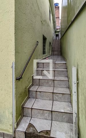 Casa à venda com 100m², 4 quartos e 1 vaga Casa à venda com 100m², 4 quartos e 1 vagaEscada do Corredor Lateral da Casa 1