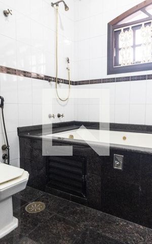 Casa de condomínio à venda com 400m², 4 quartos e 4 vagas Casa de condomínio à venda com 400m², 4 quartos e 4 vagasSuíte