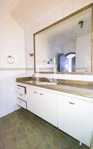 Casa de condomínio à venda com 400m², 4 quartos e 4 vagas Casa de condomínio à venda com 400m², 4 quartos e 4 vagasBanheiro
