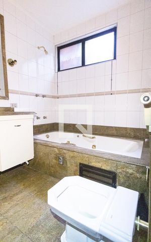 Casa de condomínio à venda com 400m², 4 quartos e 4 vagas Casa de condomínio à venda com 400m², 4 quartos e 4 vagasBanheiro