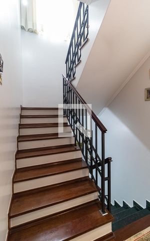 Casa para alugar com 196m², 3 quartos e 3 vagasEscada