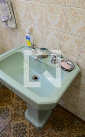 Casa à venda com 200m², 3 quartos e 2 vagasBanheiro