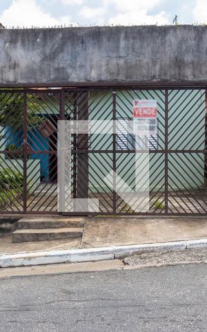 Casa à venda com 70m², 2 quartos e 2 vagas Casa à venda com 70m², 2 quartos e 2 vagasFachada