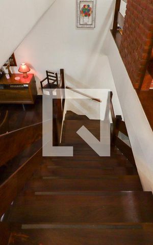 Casa à venda com 780m², 5 quartos e 4 vagasEscada