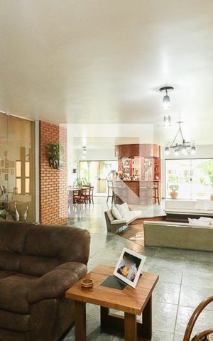 Casa à venda com 780m², 5 quartos e 4 vagasSala