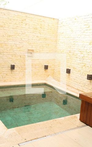 Casa à venda com 296m², 4 quartos e 3 vagas Casa à venda com 296m², 4 quartos e 3 vagasPiscina