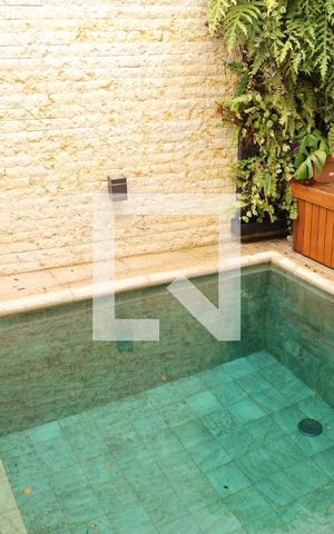 Casa à venda com 296m², 4 quartos e 3 vagas Casa à venda com 296m², 4 quartos e 3 vagasPiscina