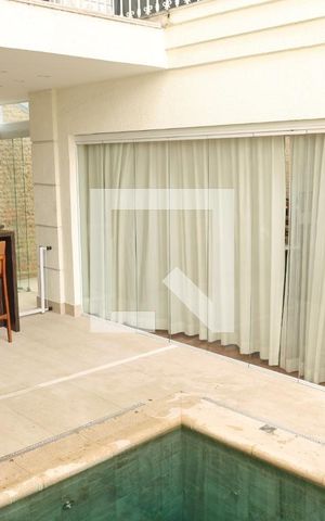 Casa à venda com 296m², 4 quartos e 3 vagas Casa à venda com 296m², 4 quartos e 3 vagasPiscina