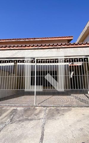 Casa à venda com 330m², 3 quartos e 2 vagas Casa à venda com 330m², 3 quartos e 2 vagasFachada