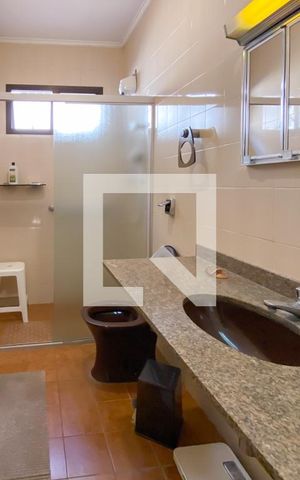 Casa à venda com 330m², 3 quartos e 2 vagas Casa à venda com 330m², 3 quartos e 2 vagasBanheiro