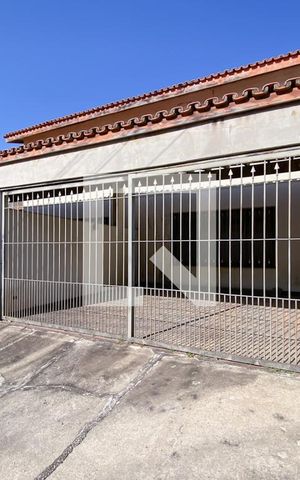 Casa à venda com 330m², 3 quartos e 2 vagas Casa à venda com 330m², 3 quartos e 2 vagasFachada