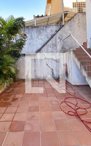 Casa à venda com 330m², 3 quartos e 2 vagas Casa à venda com 330m², 3 quartos e 2 vagasÁrea externa