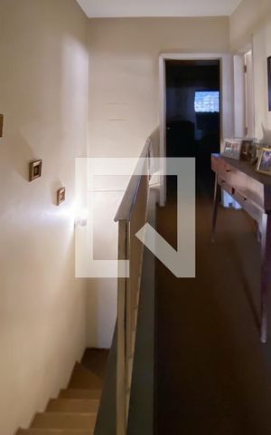 Casa à venda com 330m², 3 quartos e 2 vagas Casa à venda com 330m², 3 quartos e 2 vagasHall