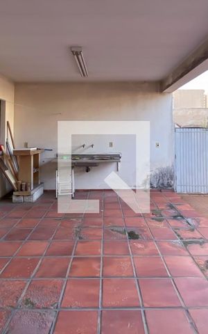 Casa à venda com 330m², 3 quartos e 2 vagas Casa à venda com 330m², 3 quartos e 2 vagasÁrea externa