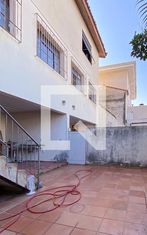 Casa à venda com 330m², 3 quartos e 2 vagas Casa à venda com 330m², 3 quartos e 2 vagasÁrea externa