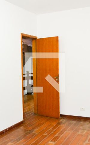 Casa à venda com 229m², 6 quartos e 3 vagas Casa à venda com 229m², 6 quartos e 3 vagasQuarto 4