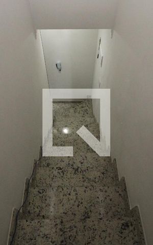 Casa de condomínio à venda com 87m², 2 quartos e 1 vagaEscada