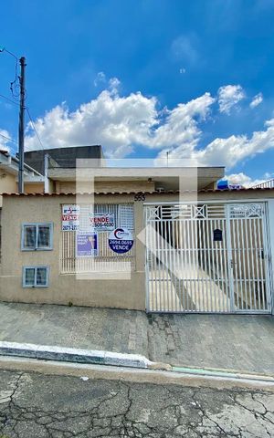 Casa à venda com 170m², 4 quartos e 2 vagas Casa à venda com 170m², 4 quartos e 2 vagasFachada