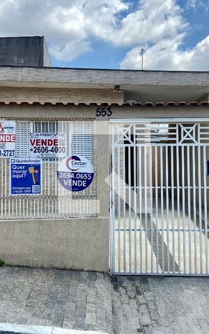 Casa à venda com 170m², 4 quartos e 2 vagas Casa à venda com 170m², 4 quartos e 2 vagasFachada