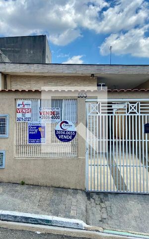 Casa à venda com 170m², 4 quartos e 2 vagas Casa à venda com 170m², 4 quartos e 2 vagasFachada