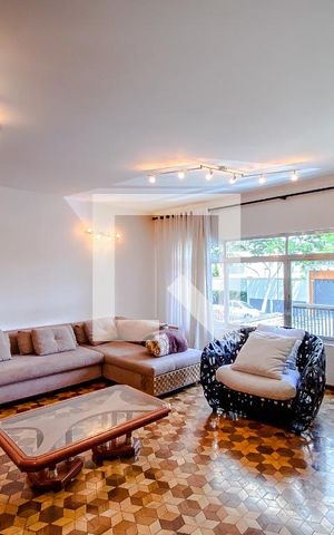 Casa à venda com 358m², 4 quartos e 10 vagasSala