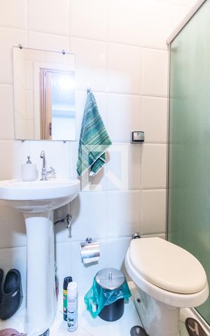 Casa de condomínio à venda com 289m², 3 quartos e 4 vagas Casa de condomínio à venda com 289m², 3 quartos e 4 vagasBanheiro de serviço 1