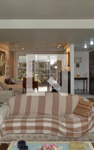 Casa à venda com 500m², 7 quartos e 6 vagas Casa à venda com 500m², 7 quartos e 6 vagasSala de TV