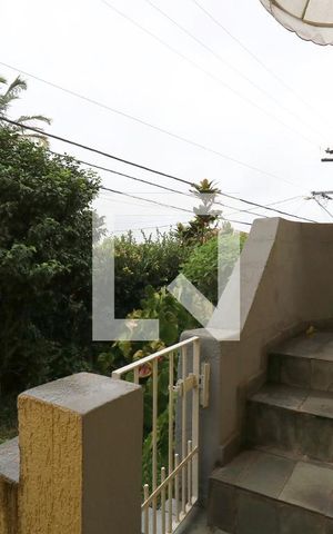 Casa para alugar com 248m², 5 quartos e 4 vagasEscada da entrada