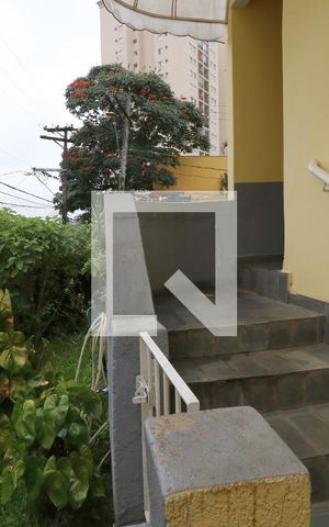 Casa para alugar com 248m², 5 quartos e 4 vagasEscada da entrada