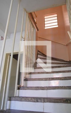 Casa à venda com 580m², 2 quartos e 6 vagasEscada para dormitórios