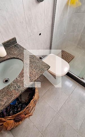 Casa de condomínio à venda com 207m², 5 quartos e 2 vagas Casa de condomínio à venda com 207m², 5 quartos e 2 vagasBanheiro Social