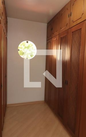 Casa à venda com 240m², 3 quartos e 2 vagasCloset