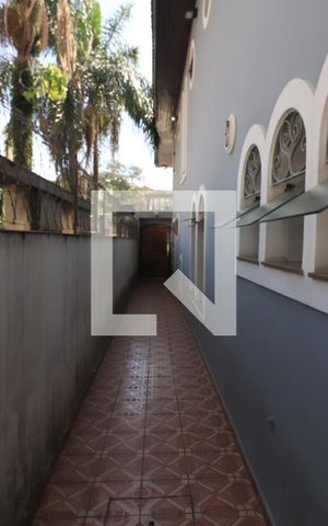 Casa à venda com 240m², 3 quartos e 2 vagasCorredor