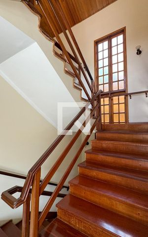 Casa de condomínio à venda com 465m², 4 quartos e 6 vagasEscada