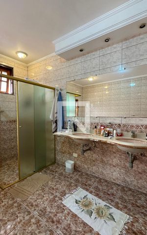 Casa de condomínio à venda com 465m², 4 quartos e 6 vagasBanheiro da Suíte 1