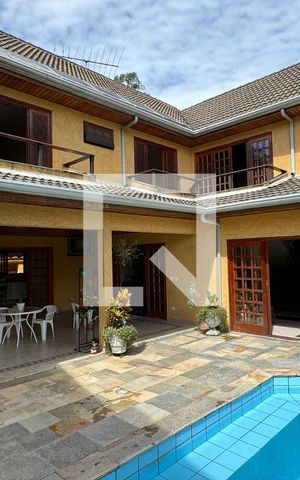 Casa de condomínio à venda com 465m², 4 quartos e 6 vagasChurrasqueira