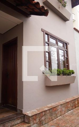 Casa à venda com 288m², 6 quartos e 3 vagas Casa à venda com 288m², 6 quartos e 3 vagasEntrada
