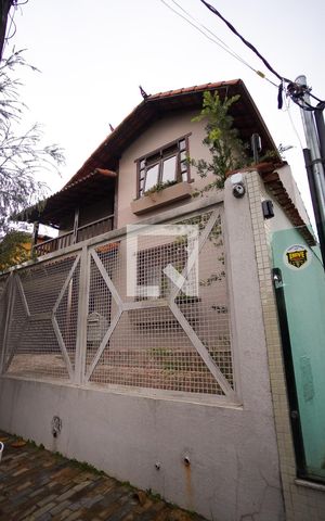 Casa à venda com 288m², 6 quartos e 3 vagas Casa à venda com 288m², 6 quartos e 3 vagasFachada