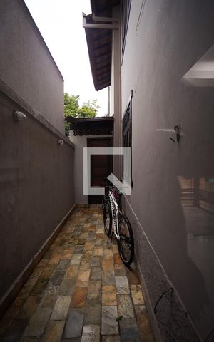 Casa à venda com 288m², 6 quartos e 3 vagas Casa à venda com 288m², 6 quartos e 3 vagasCorredor Lateral