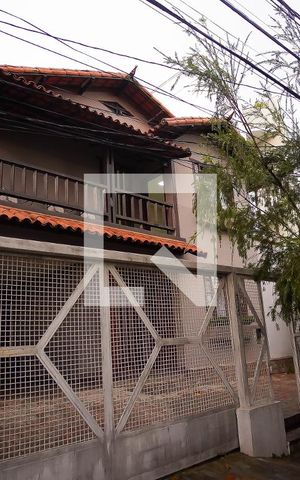 Casa à venda com 288m², 6 quartos e 3 vagas Casa à venda com 288m², 6 quartos e 3 vagasFachada