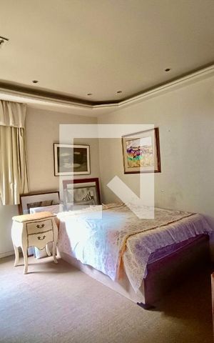 Casa à venda com 1500m², 6 quartos e 8 vagas Casa à venda com 1500m², 6 quartos e 8 vagasSuíte