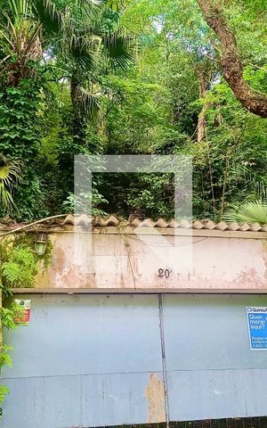 Casa à venda com 1500m², 6 quartos e 8 vagas Casa à venda com 1500m², 6 quartos e 8 vagasFachada com cartaz QA