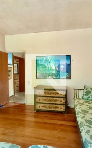 Casa à venda com 1500m², 6 quartos e 8 vagas Casa à venda com 1500m², 6 quartos e 8 vagasQuarto