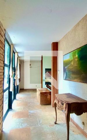 Casa à venda com 1500m², 6 quartos e 8 vagas Casa à venda com 1500m², 6 quartos e 8 vagasCorredor