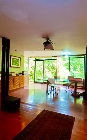 Casa à venda com 1500m², 6 quartos e 8 vagas Casa à venda com 1500m², 6 quartos e 8 vagasBiblioteca