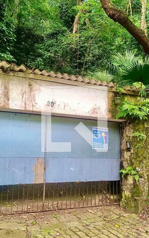 Casa à venda com 1500m², 6 quartos e 8 vagas Casa à venda com 1500m², 6 quartos e 8 vagasFachada com cartaz QA