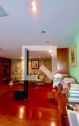 Casa à venda com 1500m², 6 quartos e 8 vagas Casa à venda com 1500m², 6 quartos e 8 vagasBiblioteca