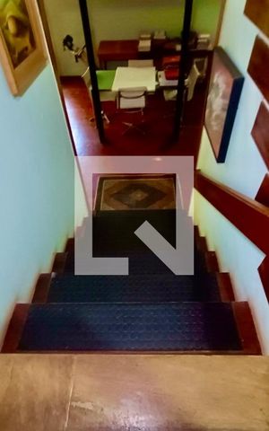 Casa à venda com 1500m², 6 quartos e 8 vagas Casa à venda com 1500m², 6 quartos e 8 vagasEscada
