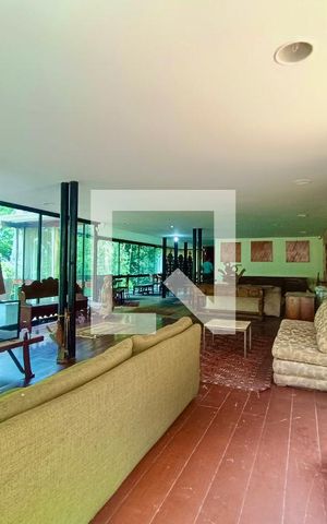 Casa à venda com 1500m², 6 quartos e 8 vagas Casa à venda com 1500m², 6 quartos e 8 vagasSala